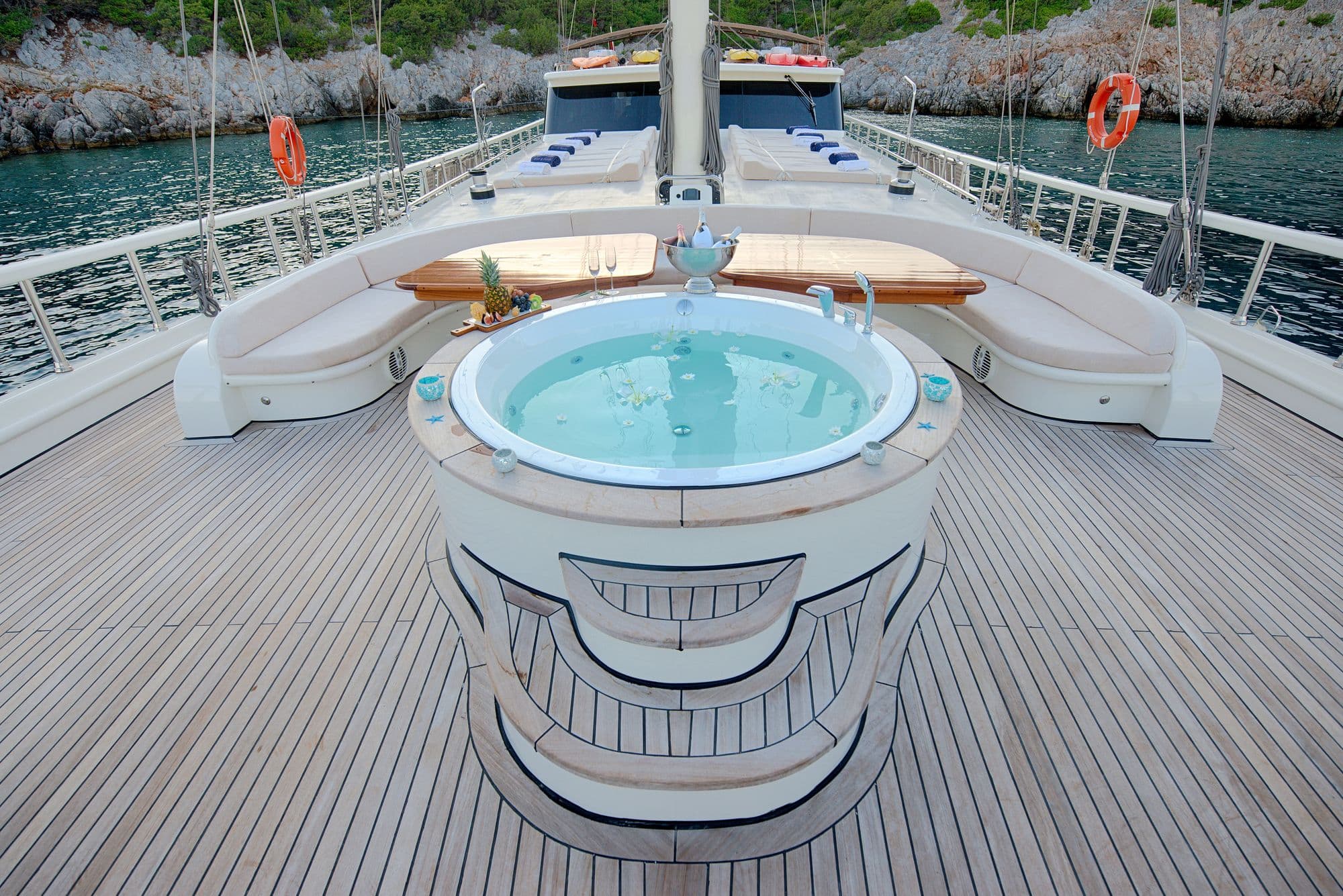 The jacuzzi on the foredeck of Queen of Salmakis