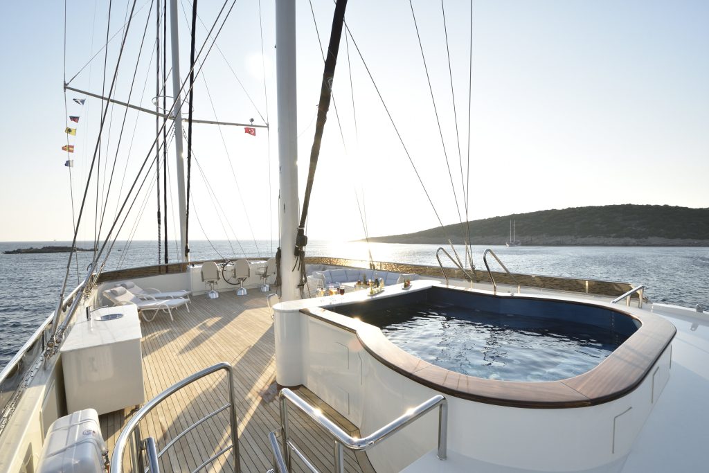 meira yacht jakuzi